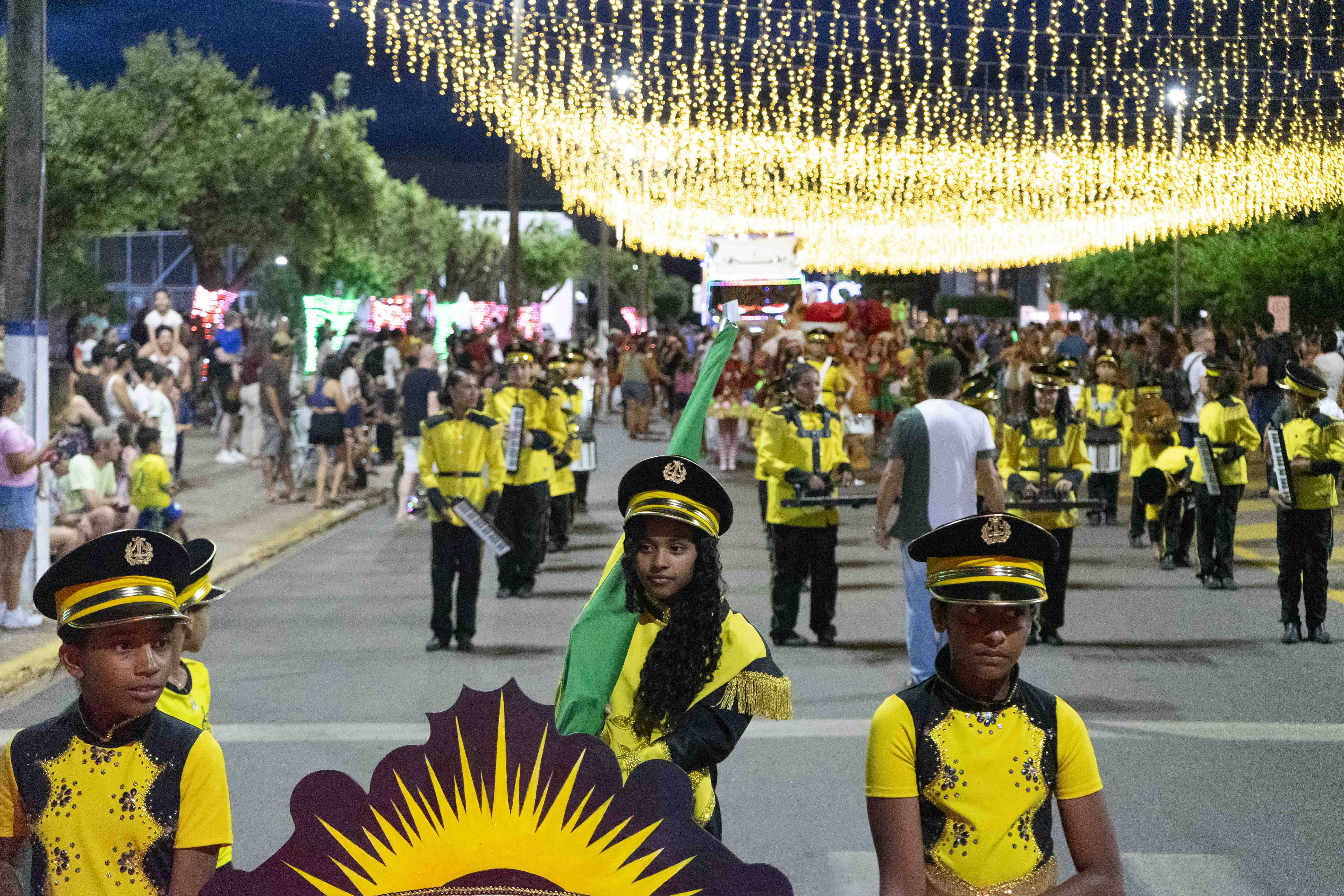 Chegada do Papai Noel marca abertura do Natal Luz 2025 e ilumina Sorriso com magia e emoção