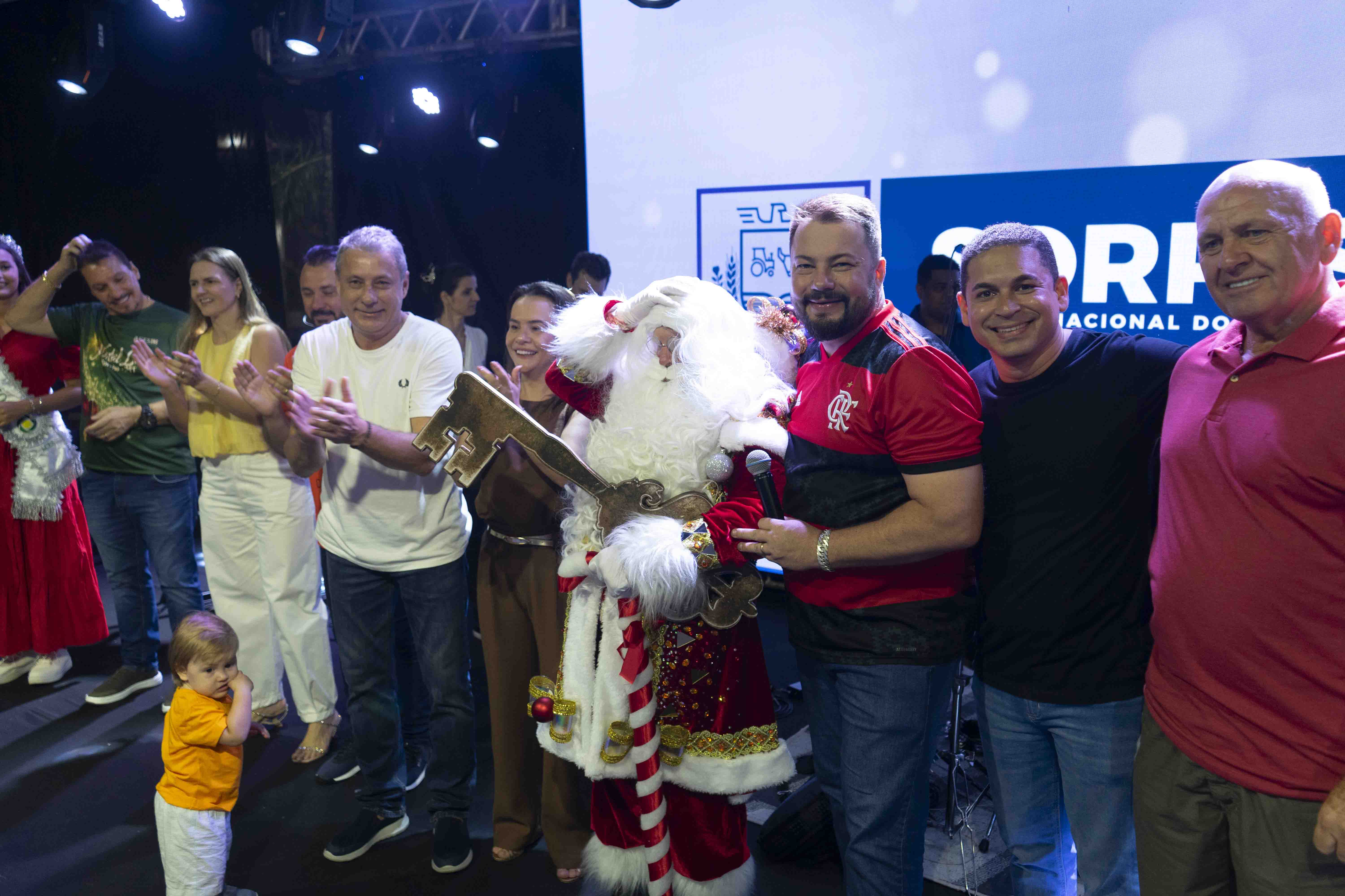 Chegada do Papai Noel marca abertura do Natal Luz 2025 e ilumina Sorriso com magia e emoção