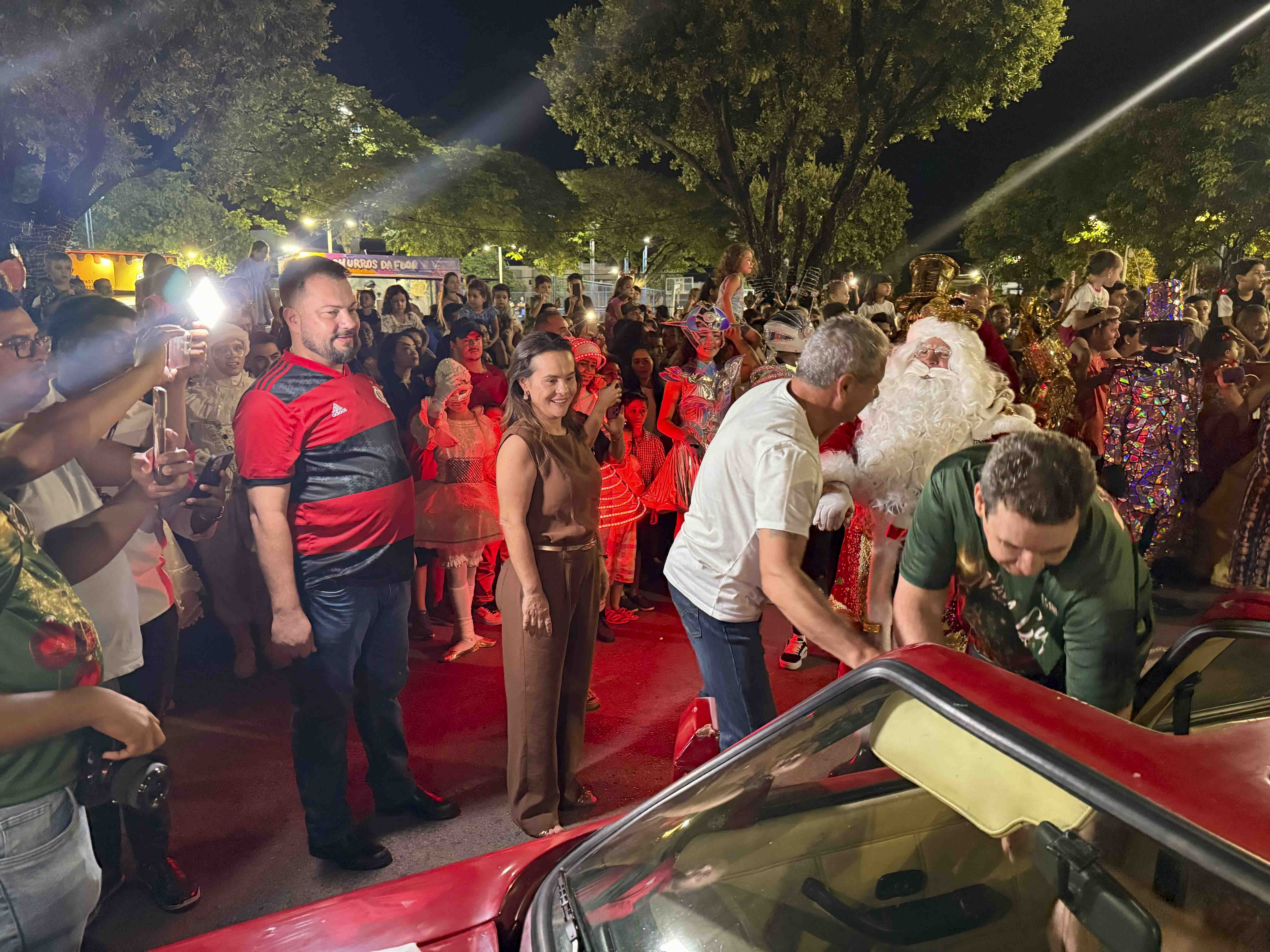 Chegada do Papai Noel marca abertura do Natal Luz 2025 e ilumina Sorriso com magia e emoção
