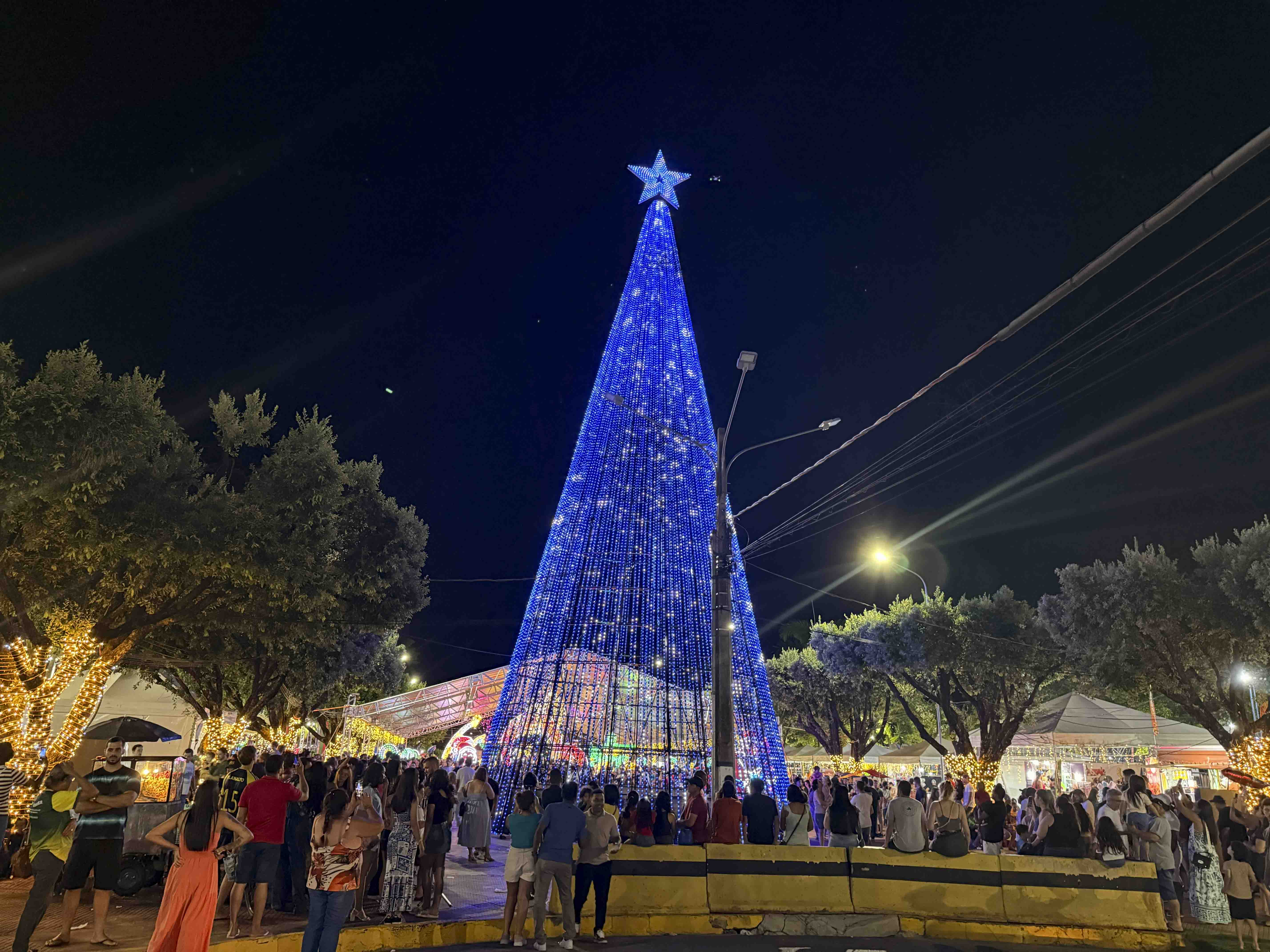 Chegada do Papai Noel marca abertura do Natal Luz 2025 e ilumina Sorriso com magia e emoção
