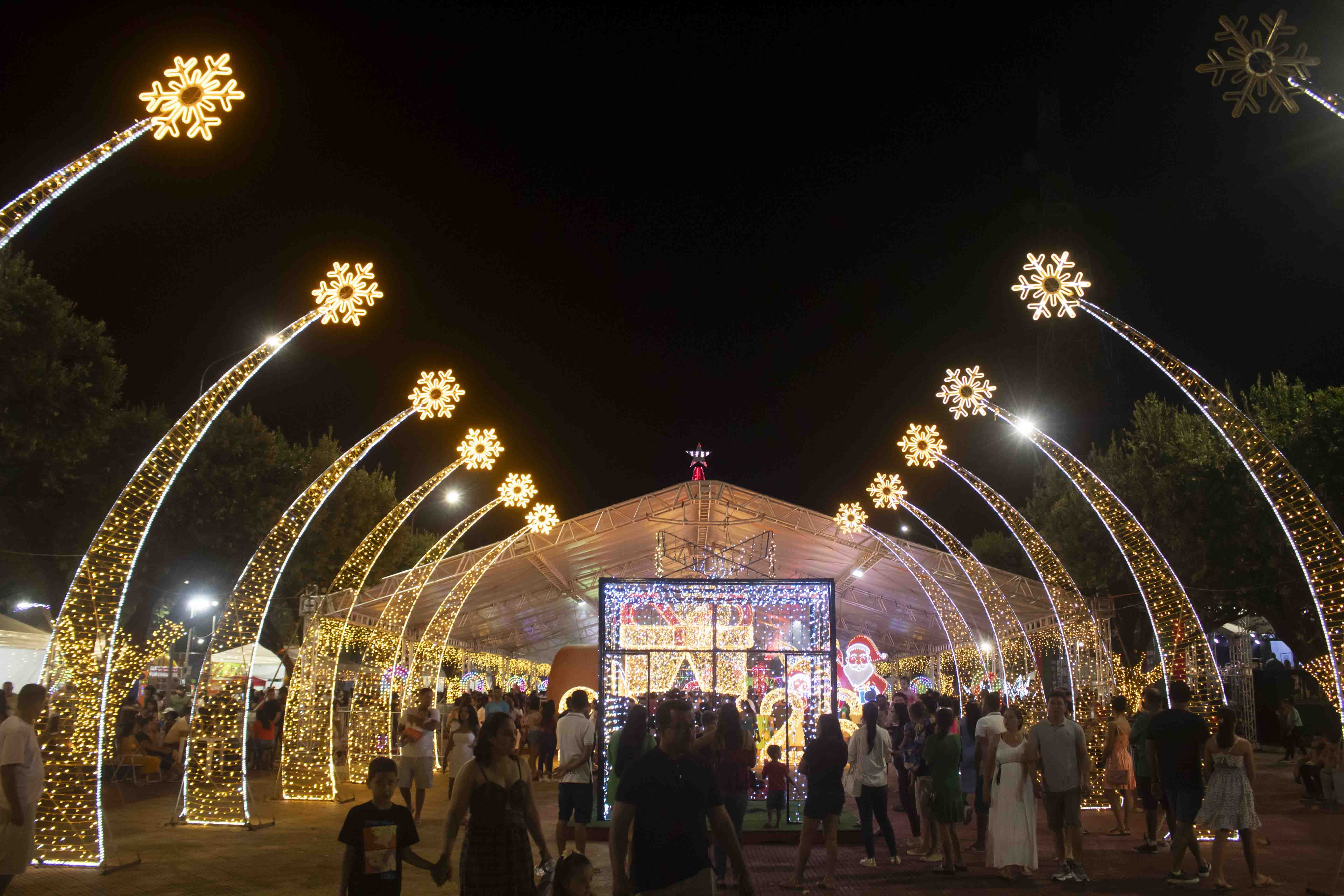 Chegada do Papai Noel marca abertura do Natal Luz 2025 e ilumina Sorriso com magia e emoção