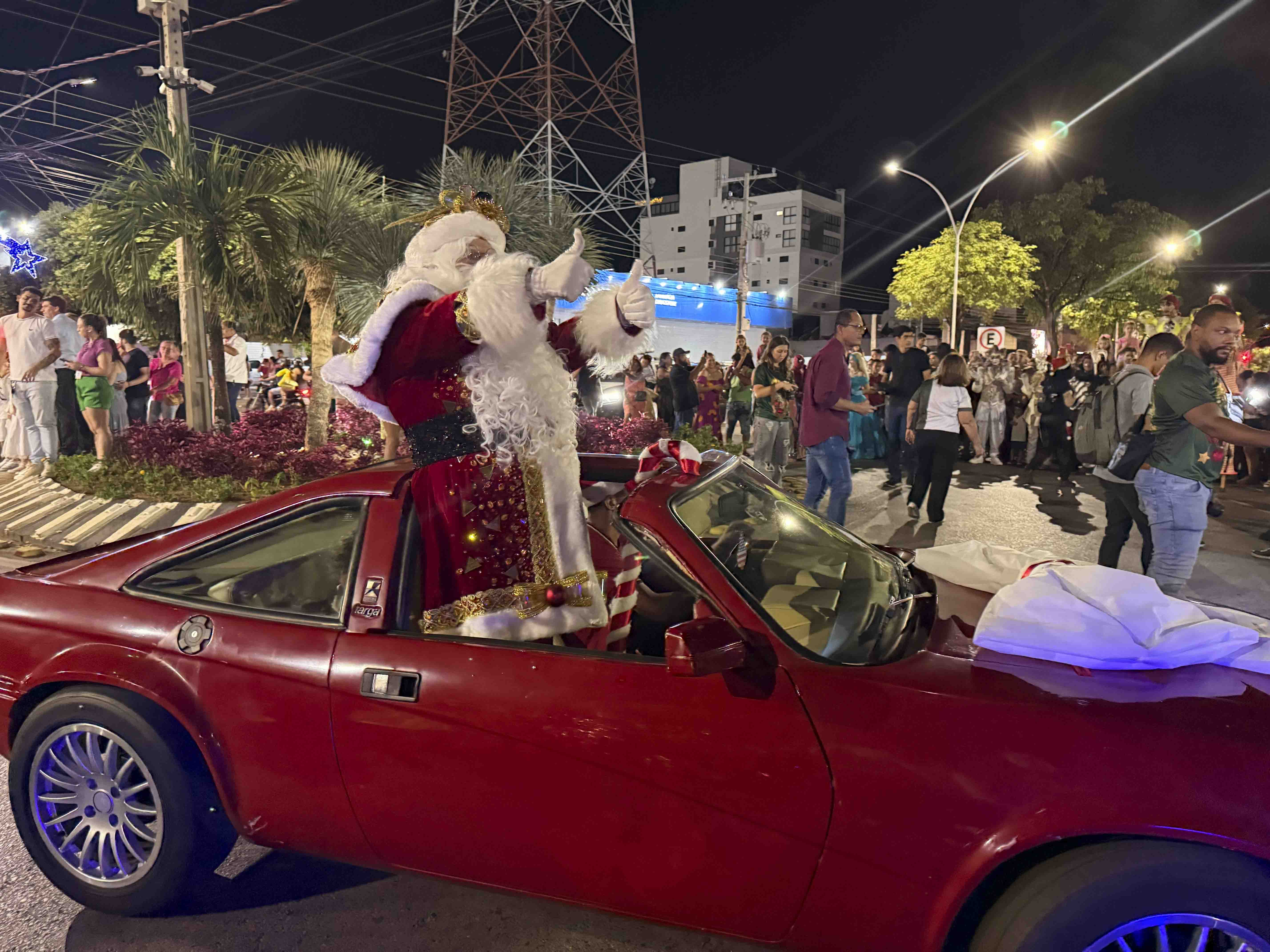 Chegada do Papai Noel marca abertura do Natal Luz 2025 e ilumina Sorriso com magia e emoção