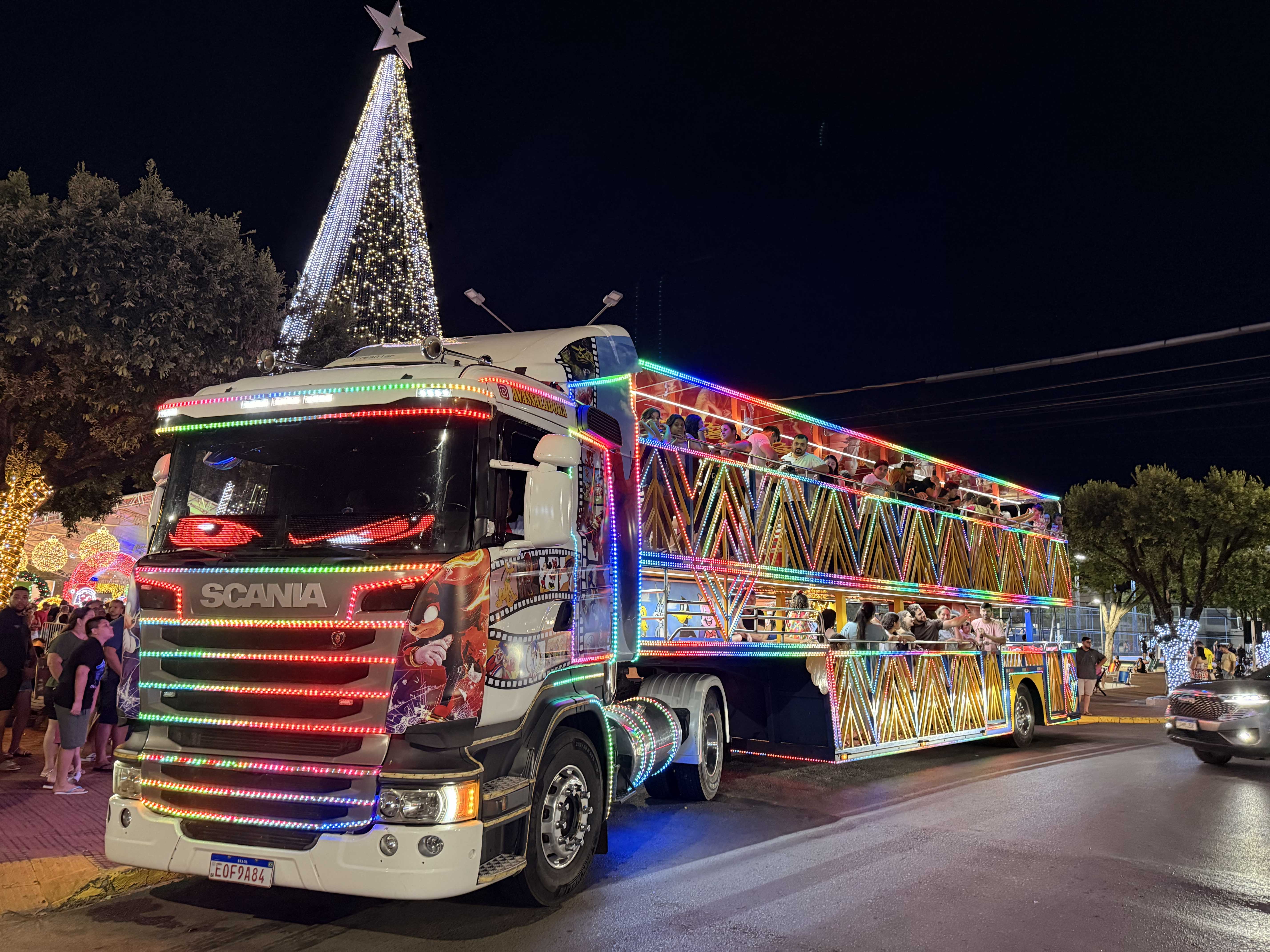 Chegada do Papai Noel marca abertura do Natal Luz 2025 e ilumina Sorriso com magia e emoção