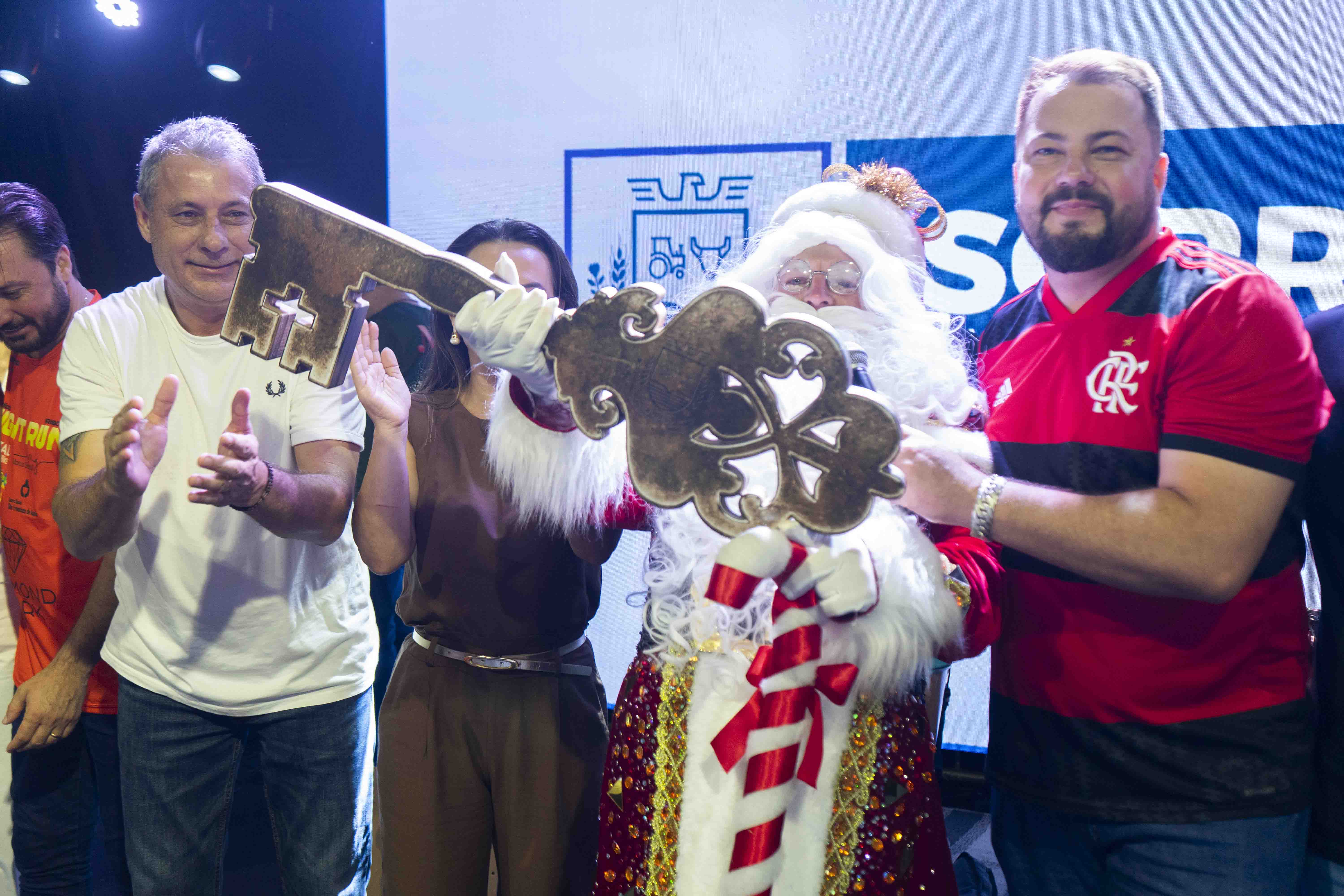 Chegada do Papai Noel marca abertura do Natal Luz 2025 e ilumina Sorriso com magia e emoção