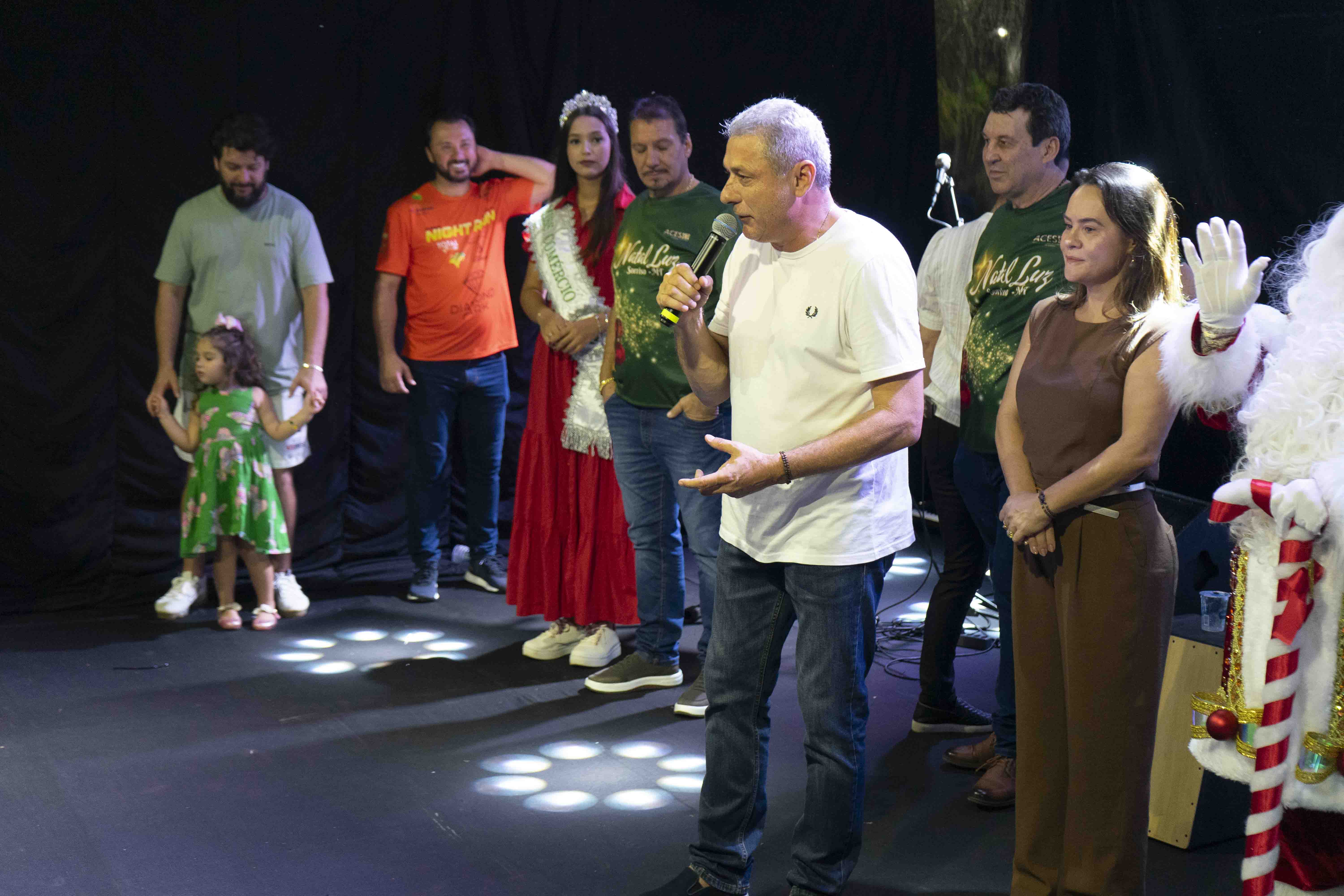 Chegada do Papai Noel marca abertura do Natal Luz 2025 e ilumina Sorriso com magia e emoção