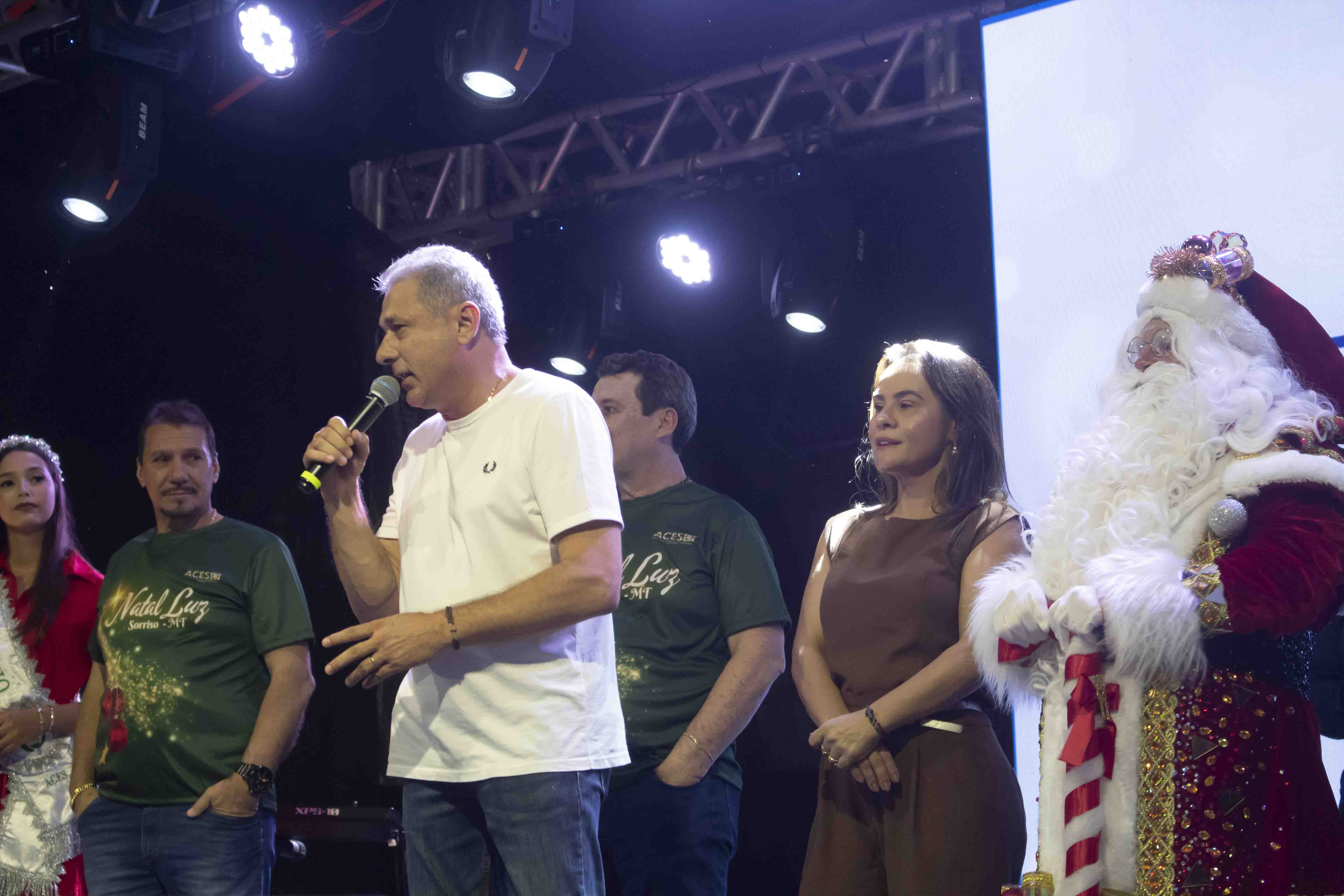 Chegada do Papai Noel marca abertura do Natal Luz 2025 e ilumina Sorriso com magia e emoção
