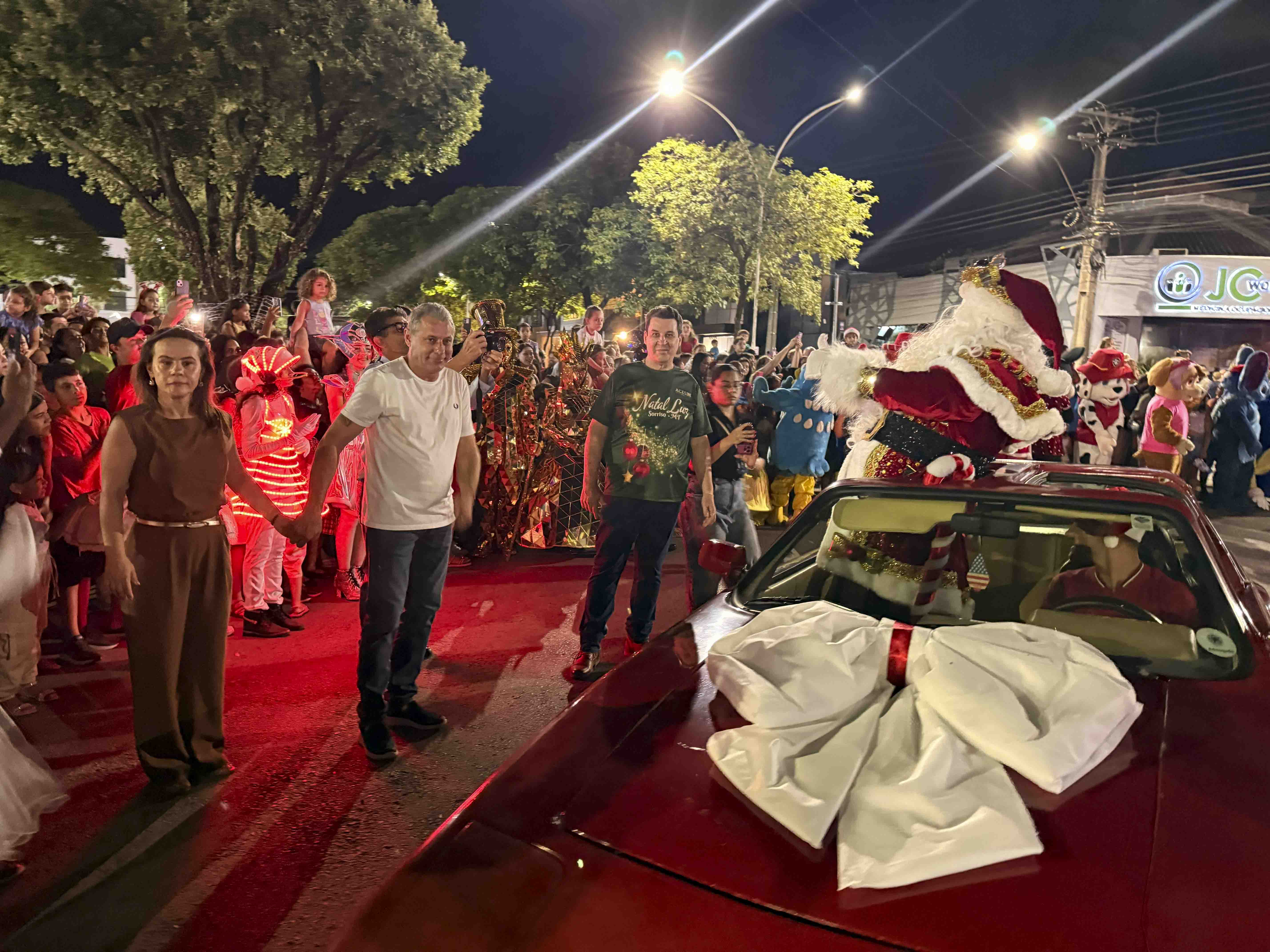 Chegada do Papai Noel marca abertura do Natal Luz 2025 e ilumina Sorriso com magia e emoção