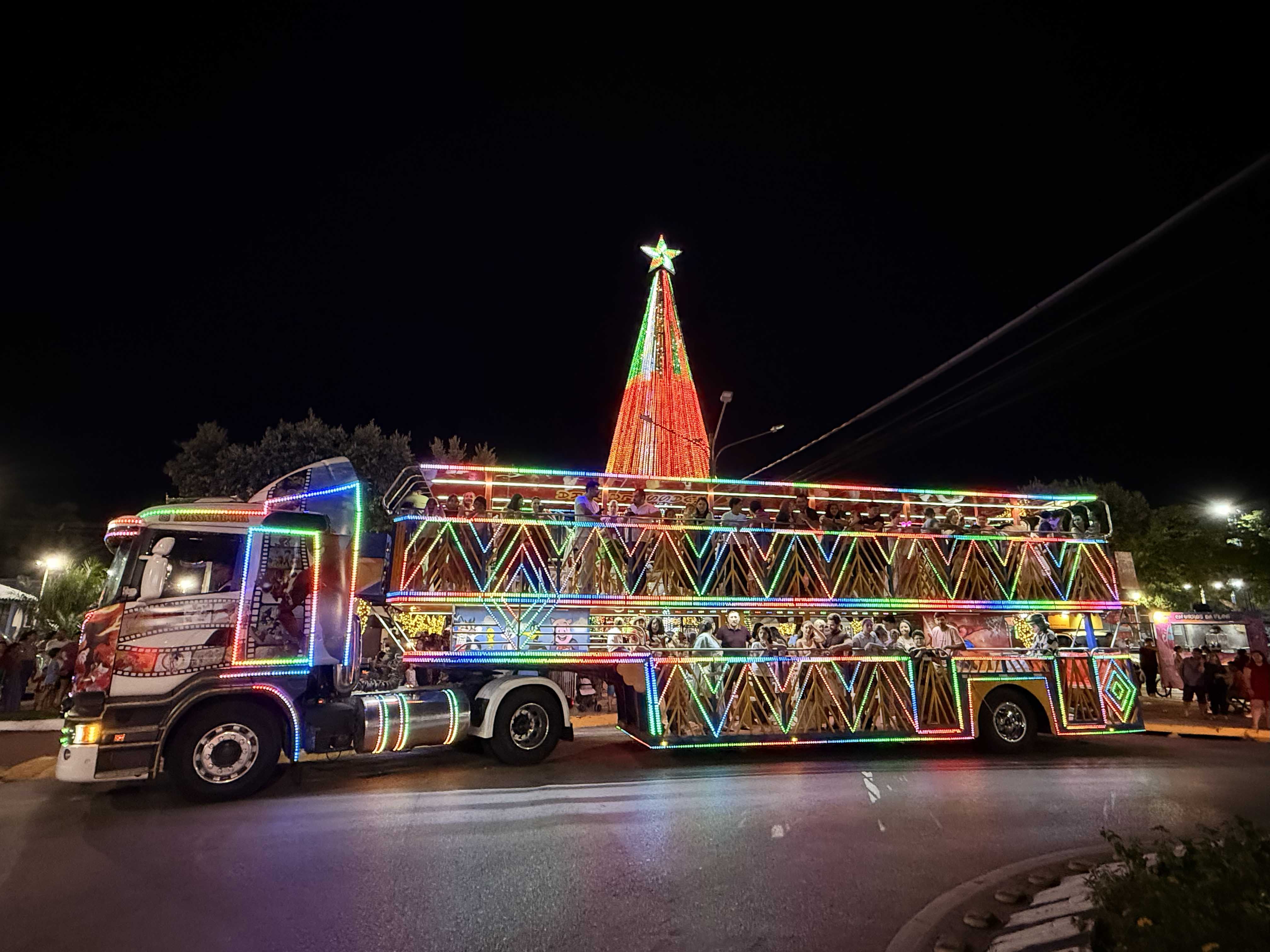 Chegada do Papai Noel marca abertura do Natal Luz 2025 e ilumina Sorriso com magia e emoção