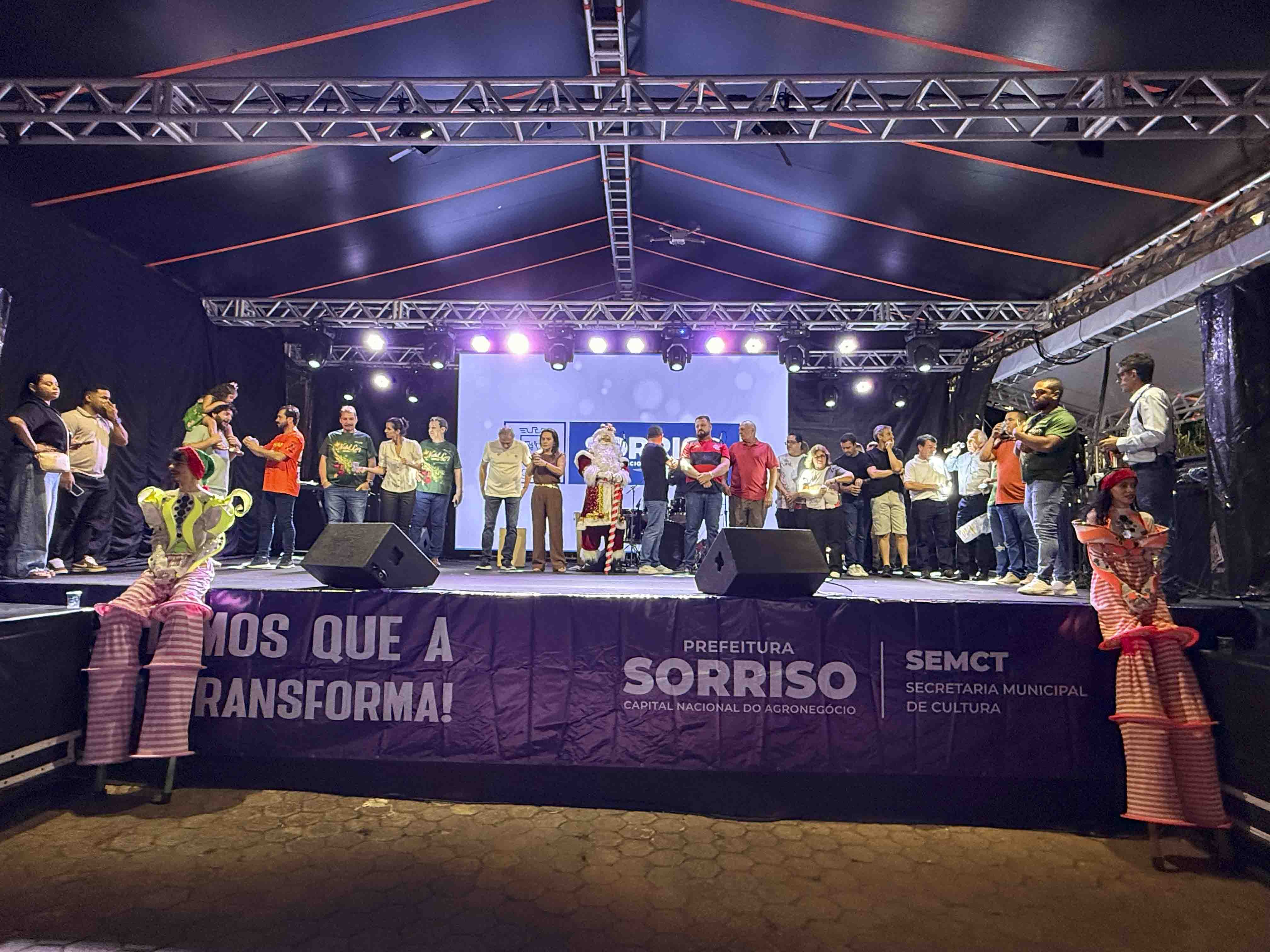 Chegada do Papai Noel marca abertura do Natal Luz 2025 e ilumina Sorriso com magia e emoção