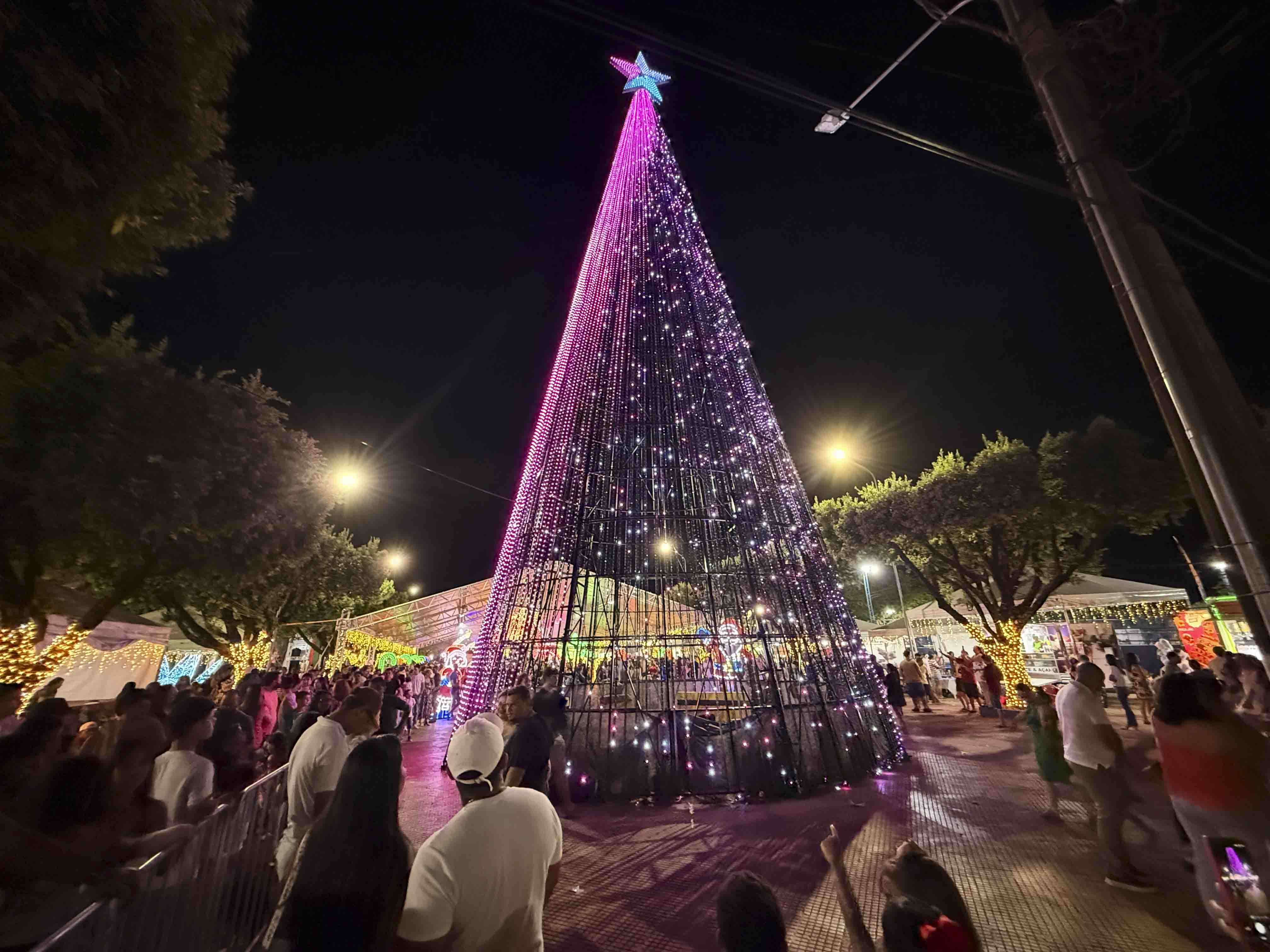 Chegada do Papai Noel marca abertura do Natal Luz 2025 e ilumina Sorriso com magia e emoção
