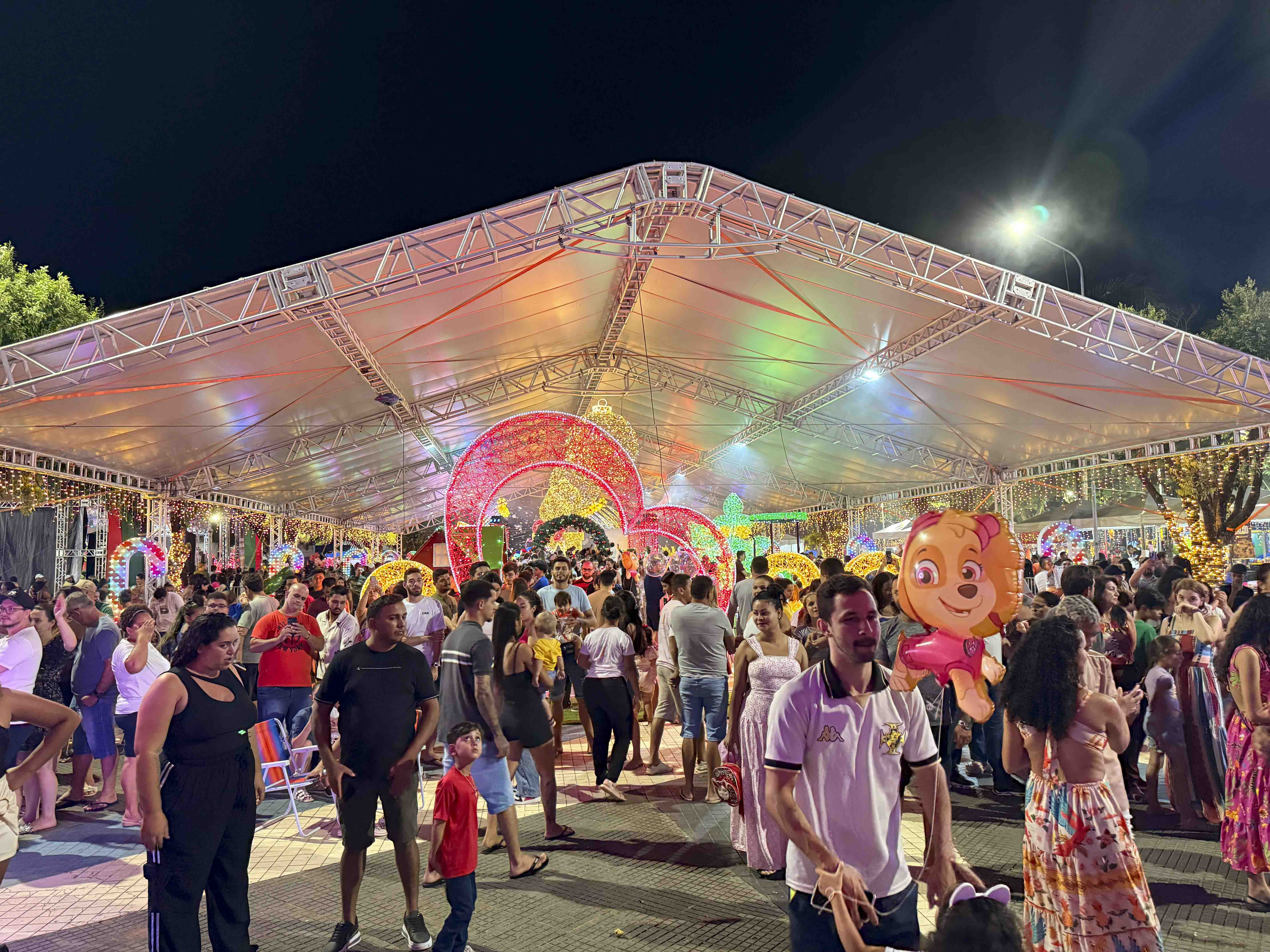 Chegada do Papai Noel marca abertura do Natal Luz 2025 e ilumina Sorriso com magia e emoção