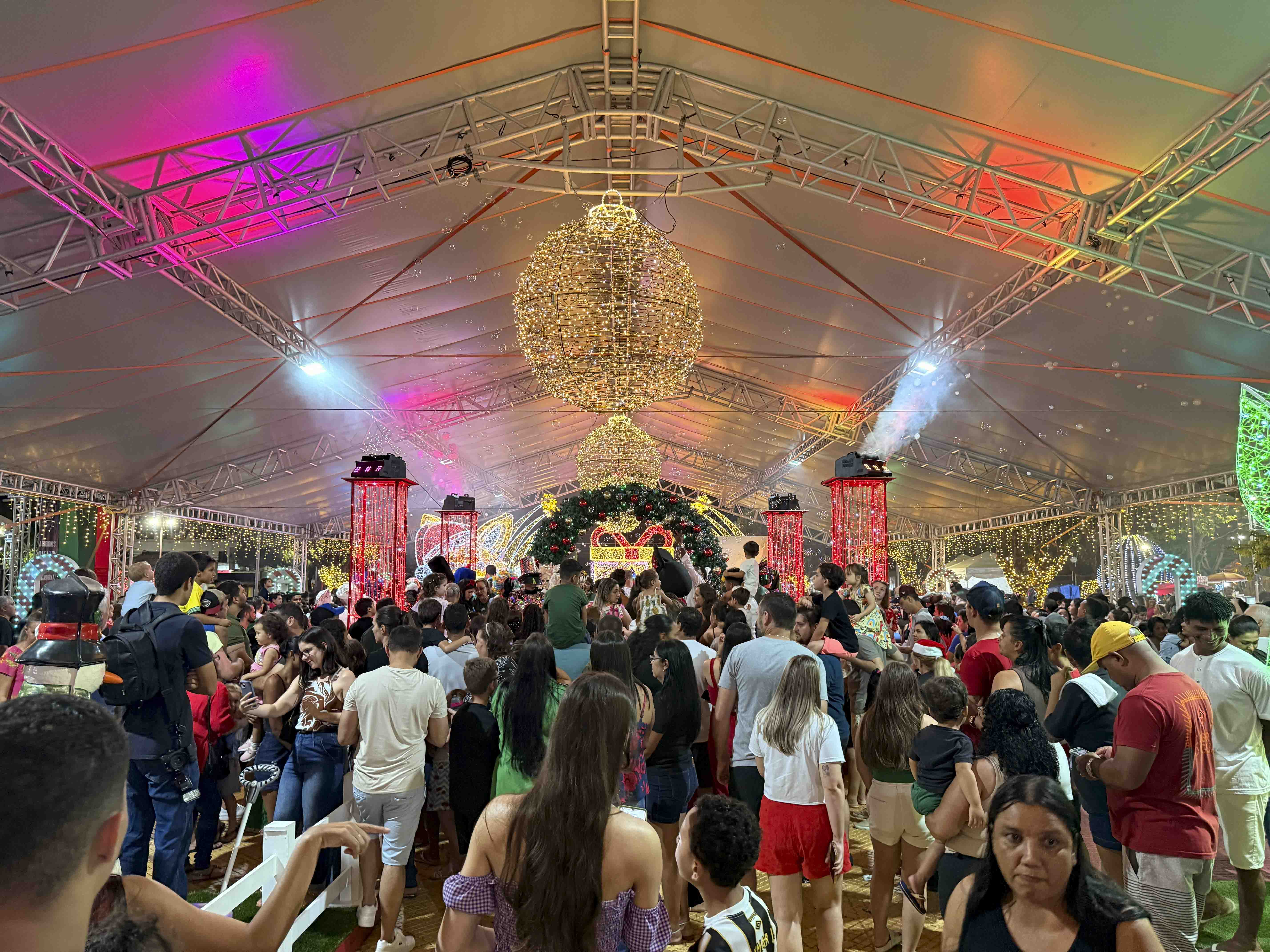 Chegada do Papai Noel marca abertura do Natal Luz 2025 e ilumina Sorriso com magia e emoção