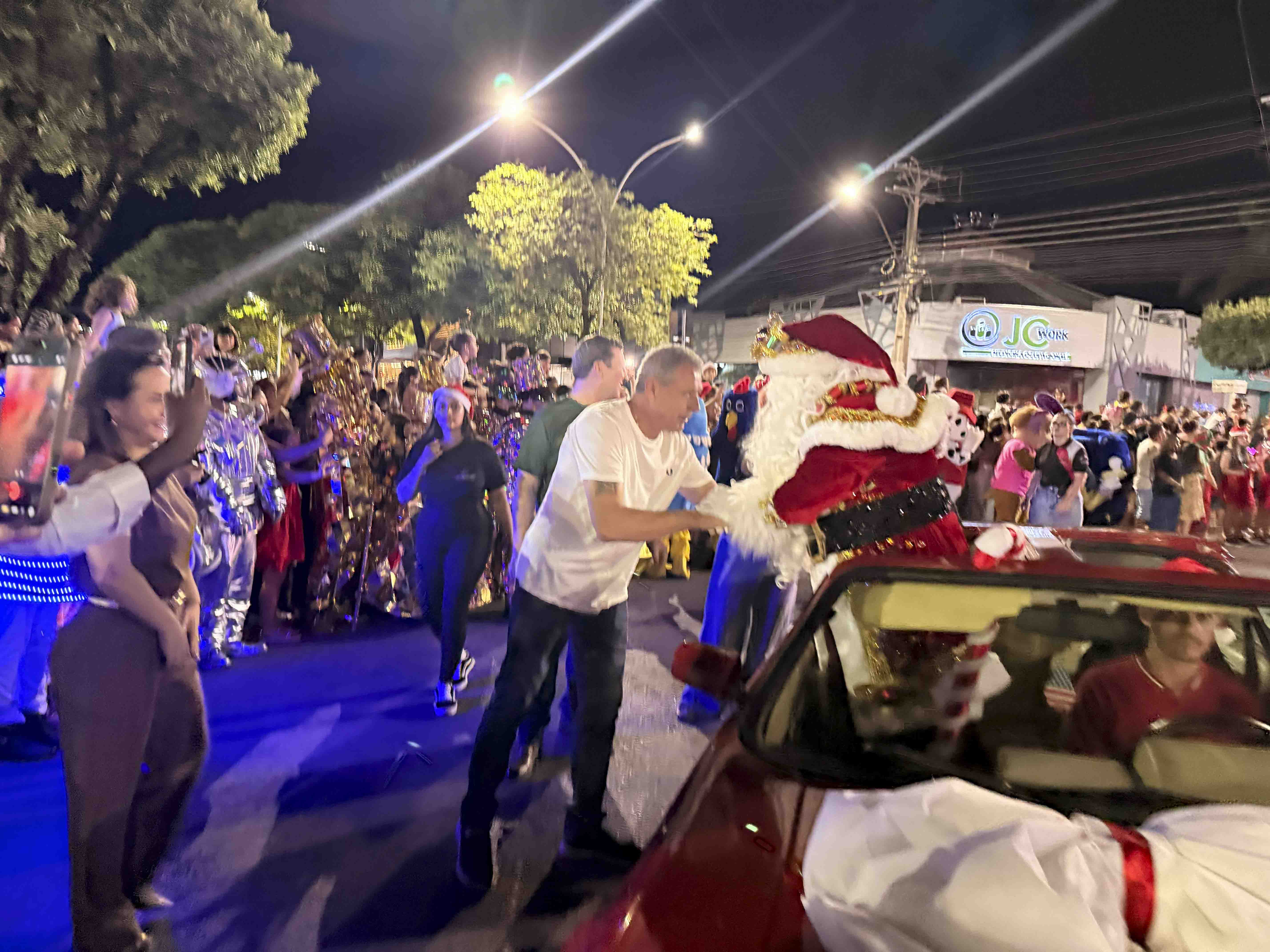 Chegada do Papai Noel marca abertura do Natal Luz 2025 e ilumina Sorriso com magia e emoção