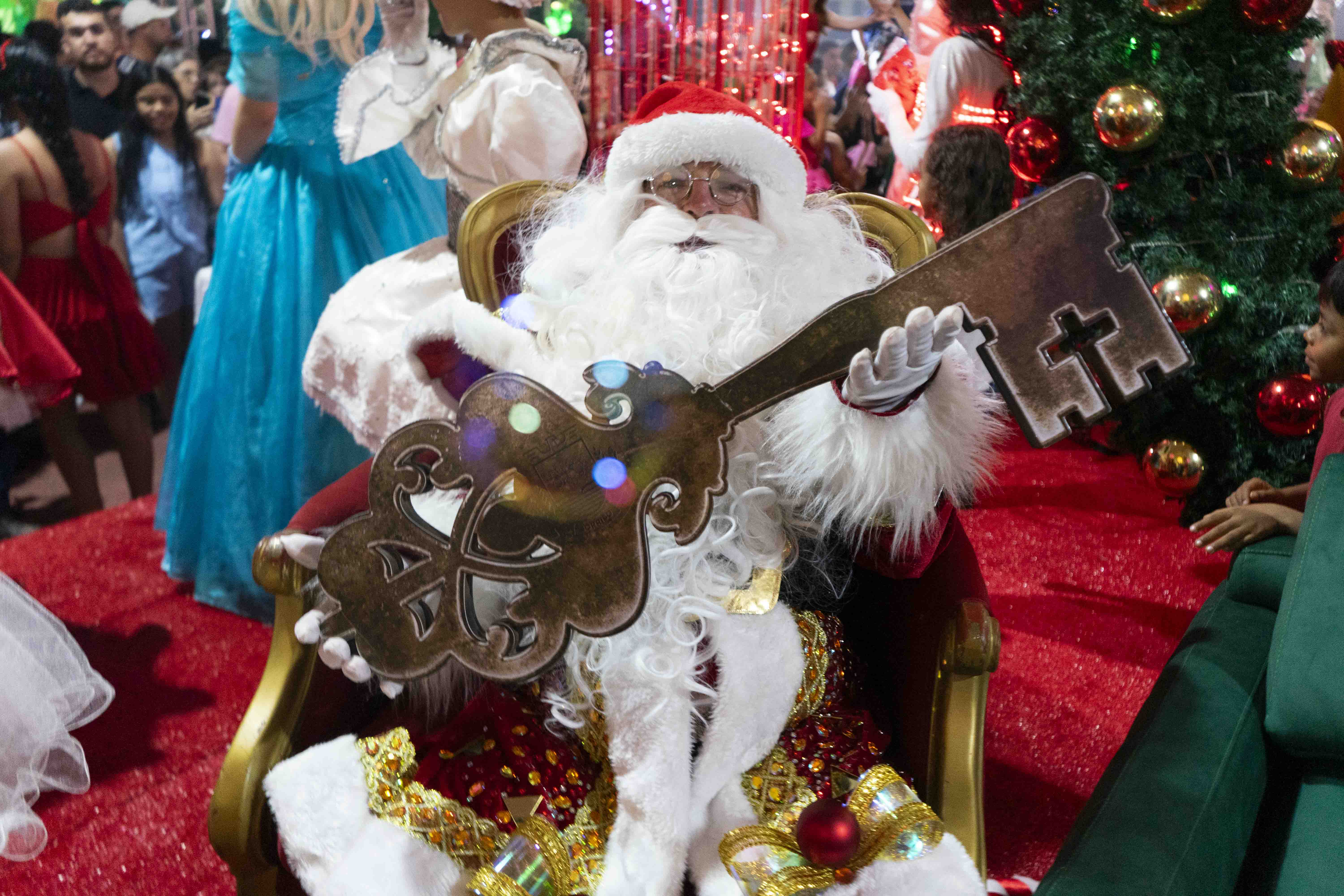 Chegada do Papai Noel marca abertura do Natal Luz 2025 e ilumina Sorriso com magia e emoção