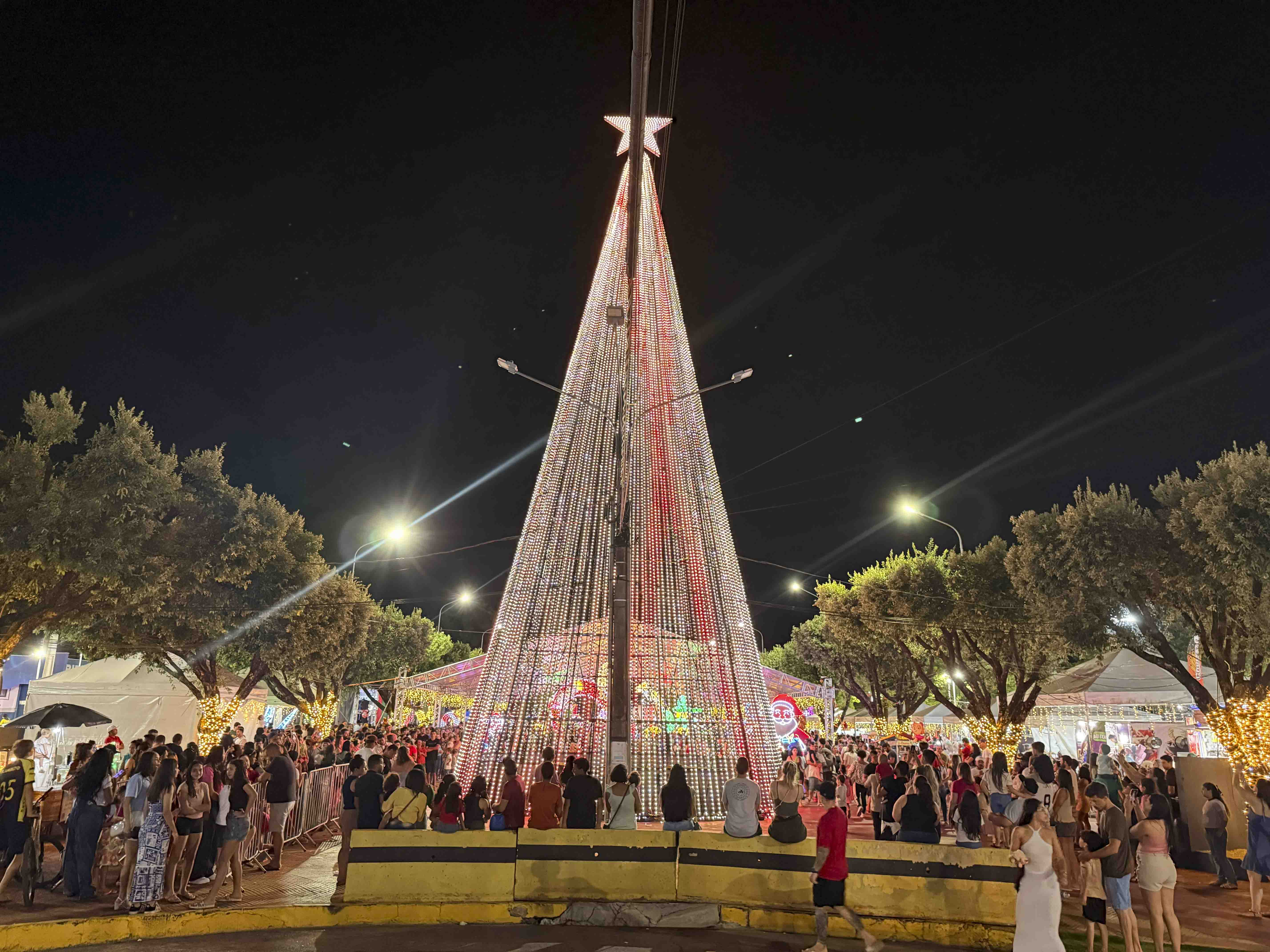 Chegada do Papai Noel marca abertura do Natal Luz 2025 e ilumina Sorriso com magia e emoção